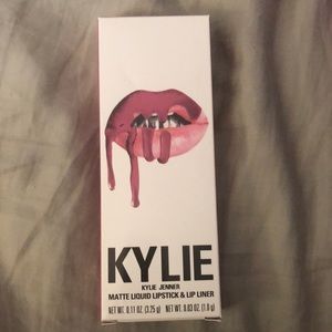Kylie lip kit in Posie K